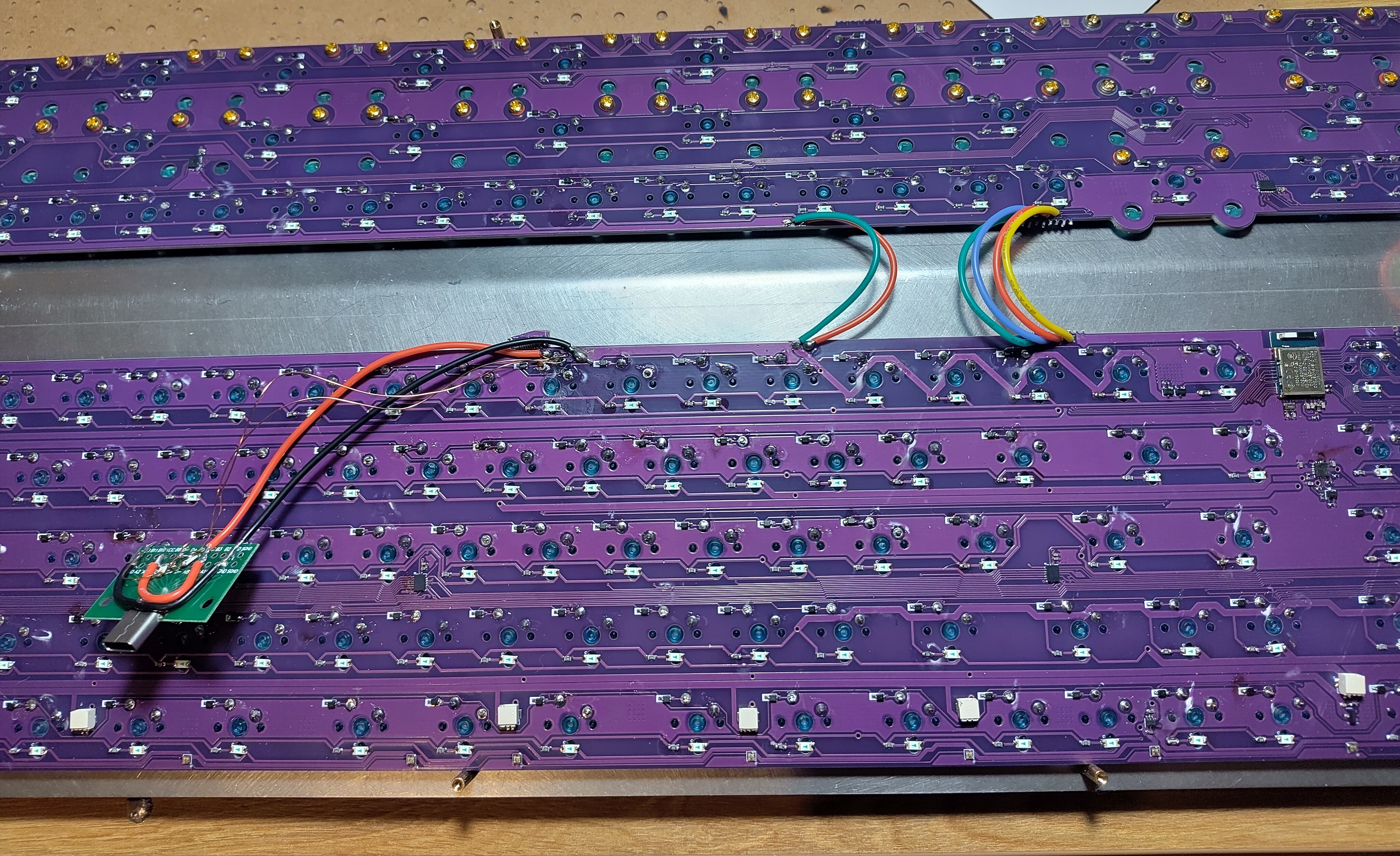 Some short neat wires join the top pcb and the bottom PCB together